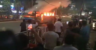 ধানমন্ডিতে যাত্রীবাহী বাসে আগুন ধানমন্ডিতে যাত্রীবাহী বাসে আগুন