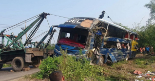 কুমিল্লায় বাস নিয়ন্ত্রণ হারিয়ে খাদে, প্রাণ গেল ৫ জনের কুমিল্লায় বাস নিয়ন্ত্রণ হারিয়ে খাদে, প্রাণ গেল ৫ জনের