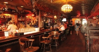 করোনার টিকা নিলেই মিলছে কেক, পেস্ট্রি, মদ!