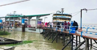 চাঁদপুর থেকে সব রুটে লঞ্চ চলাচল স্বাভাবিক চাঁদপুর থেকে সব রুটে লঞ্চ চলাচল স্বাভাবিক