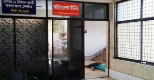 করোনায় স্বামীর মৃত্যু, ছুরি নিয়ে চিকিৎসক-নার্সকে ধাওয়া স্ত্রীর