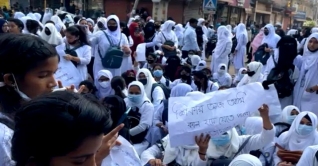 হাফ ভাড়া দেয়ায় ছাত্রীকে ধর্ষণের হুমকি: সড়ক অবরোধ হাফ ভাড়া দেয়ায় ছাত্রীকে ধর্ষণের হুমকি: সড়ক অবরোধ