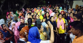 মাঝরাতে হাবিপ্রবি ভিসির বাসভবনের সামনে ছাত্রীদের অবস্থান মাঝরাতে হাবিপ্রবি ভিসির বাসভবনের সামনে ছাত্রীদের অবস্থান