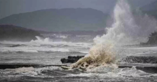 চীনে ৭০ বছর পর শক্তিশালী টাইফুনের আঘাত চীনে ৭০ বছর পর শক্তিশালী টাইফুনের আঘাত