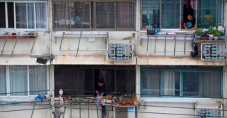 চীনে থালাবাসন বাজিয়ে লকডাউনের প্রতিবাদ