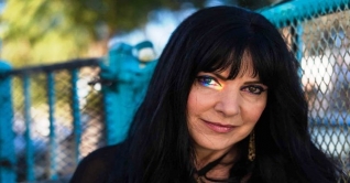 যে নারী দেখতে পান প্রকৃতির ১০ কোটি রং! যে নারী দেখতে পান প্রকৃতির ১০ কোটি রং!