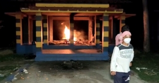 মুখাগ্নির আগে হঠাৎ নড়ে উঠলেন বৃদ্ধা পুষ্পরানি মুখাগ্নির আগে হঠাৎ নড়ে উঠলেন বৃদ্ধা পুষ্পরানি