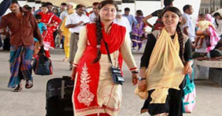 ছুটি শেষে ঢাকায় ফিরছে মানুষ ছুটি শেষে ঢাকায় ফিরছে মানুষ