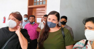 কানাডা সরকারের রিট: তরুণীকে হাজির করতে বাবা-মাকে নির্দেশ কানাডা সরকারের রিট: তরুণীকে হাজির করতে বাবা-মাকে নির্দেশ