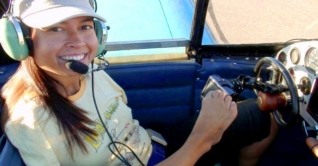 জেসিকা কক্স, যিনি দু`পা দিয়ে চালান যুদ্ধ বিমান জেসিকা কক্স, যিনি দু`পা দিয়ে চালান যুদ্ধ বিমান