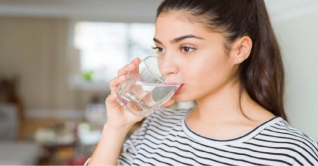 গরম লাগলেই ঠান্ডা পানি খান? জানুন কী ভুল করছেন