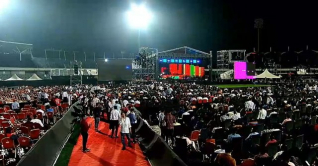 বৃষ্টির পর এ আর রহমানের কনসার্ট আবার শুরু বৃষ্টির পর এ আর রহমানের কনসার্ট আবার শুরু