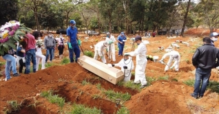 বিশ্বজুড়ে একদিনে করোনায় ১০ হাজারের বেশি মৃত্যু বিশ্বজুড়ে একদিনে করোনায় ১০ হাজারের বেশি মৃত্যু