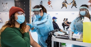 সরকারি কর্মীর জন্য করোনা টিকা বাধ্যতামূলক করলো কানাডা