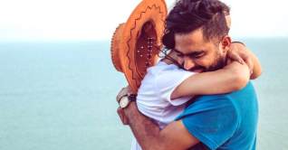 আজ আলিঙ্গন দিবস আজ আলিঙ্গন দিবস