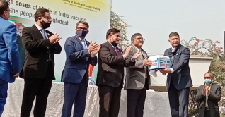 বাংলাদেশের কাছে করোনা ভ্যাকসিন হস্তান্তর করল ভারত বাংলাদেশের কাছে করোনা ভ্যাকসিন হস্তান্তর করল ভারত