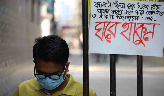 করোনাভাইরাস পরিস্থিতিতে পুরান ঢাকার এক গলির মুখে ঝুলছে সতর্ক বার্তা। ছবি: ইউএনবি