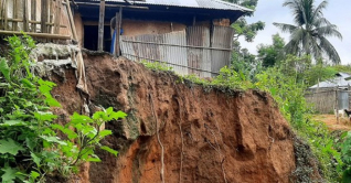 কক্সবাজারে পাহাড় ধসে একই পরিবারের ৩ জনের প্রাণহানী কক্সবাজারে পাহাড় ধসে একই পরিবারের ৩ জনের প্রাণহানী