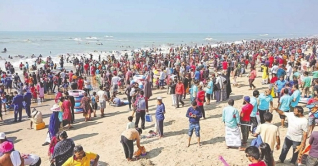 বিনোদন কেন্দ্রে পর্যটকদের উপচে পড়া ভিড়