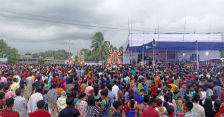 সৈকতে দেশের বৃহৎ প্রতিমা বিসর্জনে লাখো মানুষের ঢল