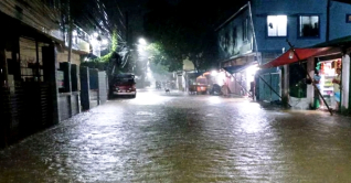 কক্সবাজারে একদিনে সর্বোচ্চ বৃষ্টিপাতের রেকর্ড, পাহাড় ধসে নিহত ৬ কক্সবাজারে একদিনে সর্বোচ্চ বৃষ্টিপাতের রেকর্ড, পাহাড় ধসে নিহত ৬