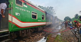 চট্টলা এক্সপ্রেসে অগ্নিকাণ্ড: আড়াই ঘণ্টা পর ট্রেন চলাচল স্বাভাবিক চট্টলা এক্সপ্রেসে অগ্নিকাণ্ড: আড়াই ঘণ্টা পর ট্রেন চলাচল স্বাভাবিক