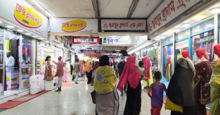 চট্টগ্রামে জমে উঠেছে ঈদের কেনাকাটা চট্টগ্রামে জমে উঠেছে ঈদের কেনাকাটা