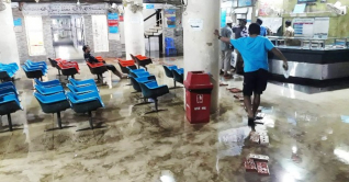 চট্টগ্রাম মা ও শিশু হাসপাতালে পানি, দুর্ভোগে সাধারণ মানুষ