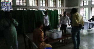 জাকসু নির্বাচন: বিদ্যুৎ নেই, এক হলে অন্ধকারেই চলছে ভোটগ্রহণ