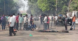 উত্তপ্ত ক্যাম্পাস: টায়ার জ্বালিয়ে বিক্ষোভ করছে ছাত্রলীগ