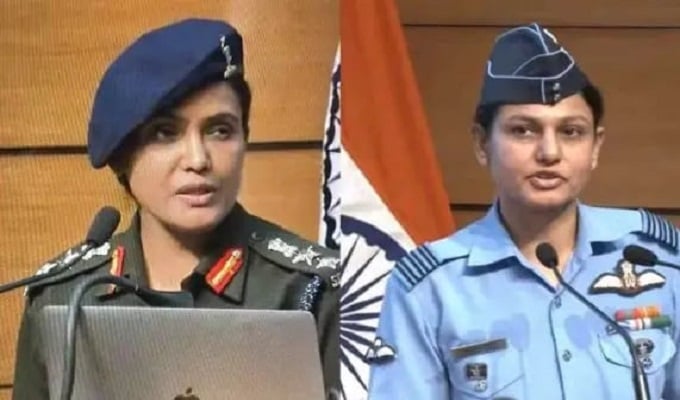 কর্নেল সোফিয়া কুরেশি (বাঁদিকে) ও উইং কমান্ডার ভ্যোমিকা সিং (ডানে) – ভারতের যে দু`জন সামরিক কর্মকর্তা পাকিস্তানে অভিযান নিয়ে বুধবার সকালে ব্রিফ করেছেন