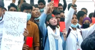 লালকার্ড হাতে শিক্ষার্থীদের নতুন কর্মসূচি