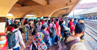 ঈদযাত্রার চতুর্থ দিনেও কমলাপুরে উপচেপড়া ভিড়