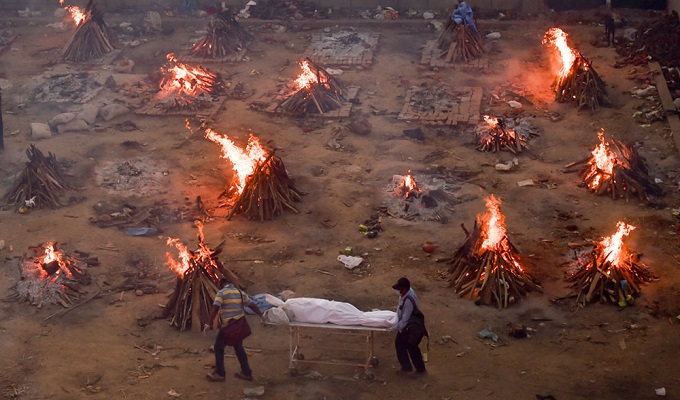 ‘মৃত্যুপুরী’ দিল্লি, জায়গা কুলাচ্ছে না শ্মশানে।  ছবি: রয়টার্স।