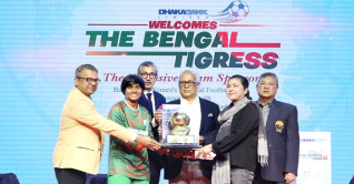 নারী ফুটবল টিমের বিজয় উদযাপন করল ঢাকা ব্যাংক নারী ফুটবল টিমের বিজয় উদযাপন করল ঢাকা ব্যাংক