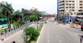 গণপরিবহন না চলায় সড়ক ফাঁকা, নিস্তব্ধ ঢাকা