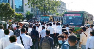 হাফপাসের দাবিতে সড়কে ঢাকা কলেজ শিক্ষার্থীরা হাফপাসের দাবিতে সড়কে ঢাকা কলেজ শিক্ষার্থীরা