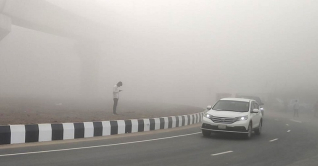 কুয়াশার চাদরে ঢেকে গেল রাজধানী কুয়াশার চাদরে ঢেকে গেল রাজধানী