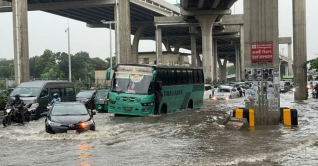 সাতসকালে ঢাকায় ঝুম বৃষ্টি, মানুষের দুর্ভোগ সাতসকালে ঢাকায় ঝুম বৃষ্টি, মানুষের দুর্ভোগ