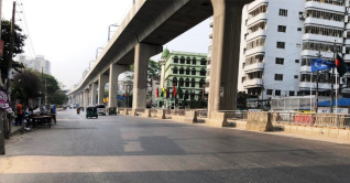 মানুষ ফিরতে শুরু করলেও এখনো ফাঁকা ঢাকা মানুষ ফিরতে শুরু করলেও এখনো ফাঁকা ঢাকা