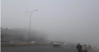 কুয়াশার চাদরে ডাকা পড়েছে রাজধানী কুয়াশার চাদরে ডাকা পড়েছে রাজধানী