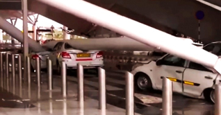 ভারী বৃষ্টিতে ধসে পড়ল দিল্লি বিমানবন্দরের ছাদ, আহত ৬ ভারী বৃষ্টিতে ধসে পড়ল দিল্লি বিমানবন্দরের ছাদ, আহত ৬