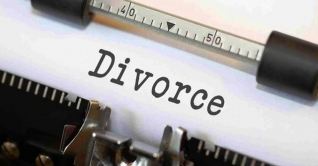 মাকে অবহেলা, এক মিনিটে স্ত্রীদের তালাক দিলেন ৩ ভাই