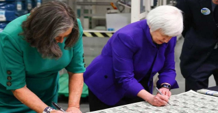 মার্কিন ডলারে থাকবে দুই নারীর স্বাক্ষর