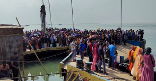 ১০ কিলোমিটার হেঁটে দৌলতদিয়া ফেরি পার হচ্ছে যাত্রীরা