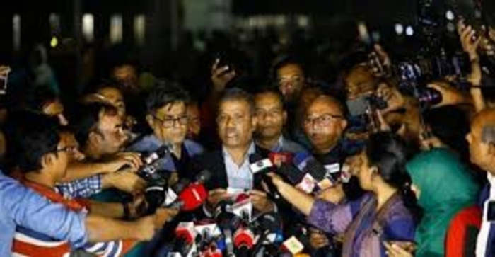 বুদ্ধিজীবী স্মৃতিসৌধে আসিফ নজরুল। 