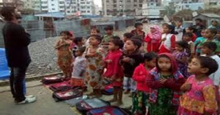 শুভর স্কুল আলো দেখাচ্ছে বস্তিবাসি শিশুদের
