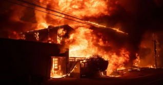 দাবানলে পুড়ছে লস অ্যাঞ্জেলেস, জরুরি অবস্থা জারি দাবানলে পুড়ছে লস অ্যাঞ্জেলেস, জরুরি অবস্থা জারি