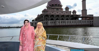 লেক ক্রুজে জুবাইদা-ওয়ান আজিজাহর আড্ডা
