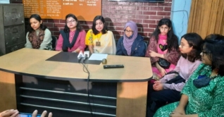 ১৮টি হলের জন্য অভিন্ন নিয়ম চান ঢাবি ছাত্রীরা ১৮টি হলের জন্য অভিন্ন নিয়ম চান ঢাবি ছাত্রীরা